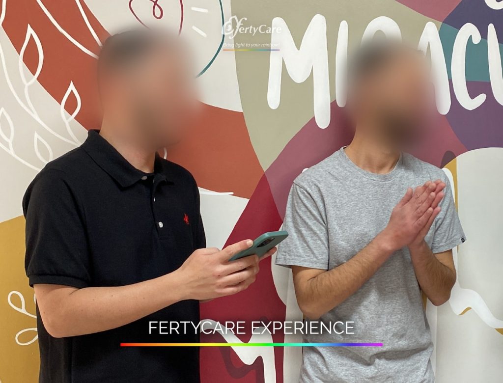 Dos hombres con rostros difuminados, uno sosteniendo un celular, en las oficinas de FertyCare, representando la experiencia de subrogación.