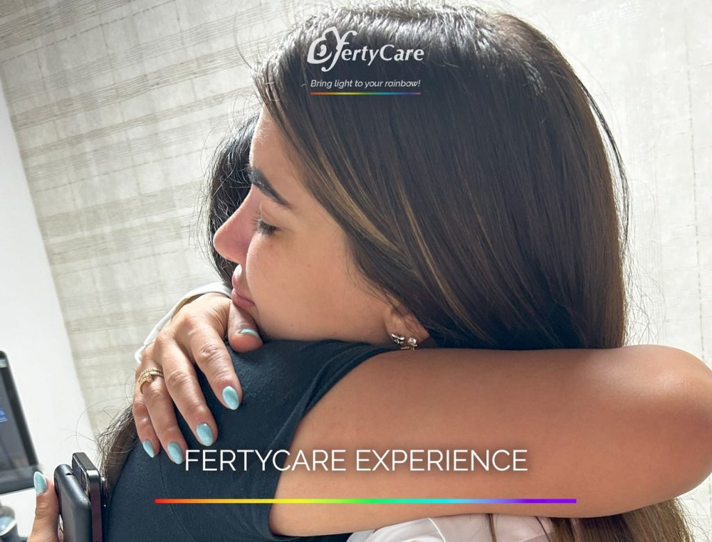 Dos mujeres abrazándose con emoción, representando el apoyo y la solidaridad en el proceso de subrogación en FertyCare.
