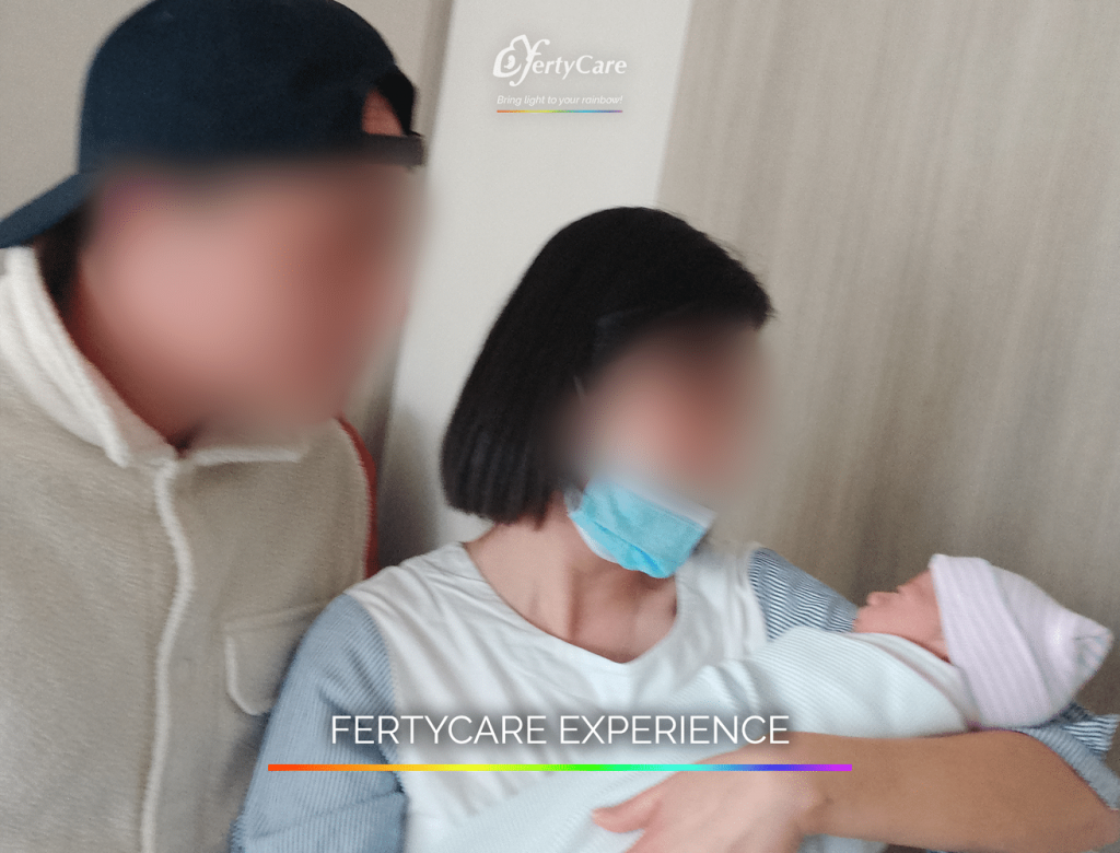 Pareja sosteniendo a su bebé recién nacido, tras culminar el proceso de subrogación en FertyCare.