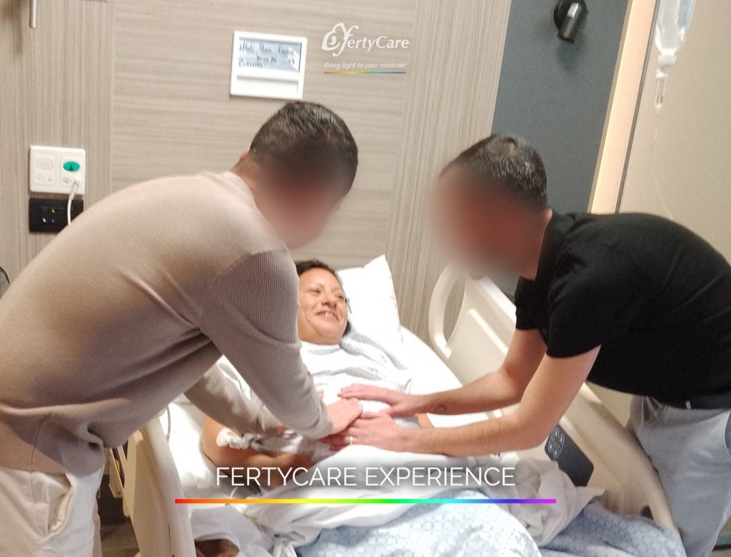 Pareja junto a la madre gestante en el hospital, simbolizando la experiencia de subrogación en FertyCare.