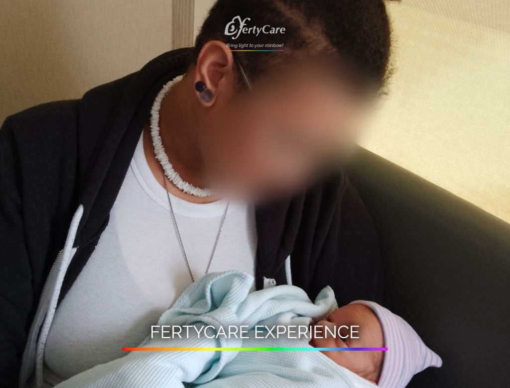 Persona con rostro difuminado sosteniendo a un bebé envuelto en una manta, representando la experiencia de subrogación en FertyCare.